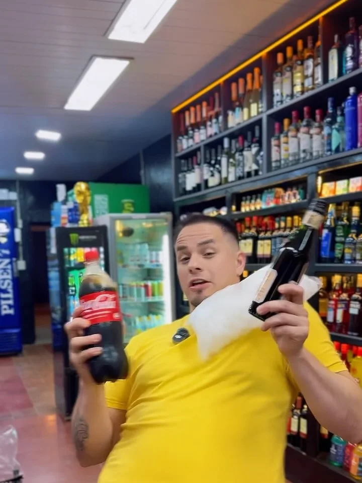 Estantería de bebidas de GSiShop con cervezas, destilados y gaseosas